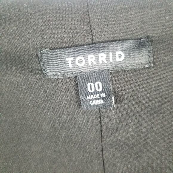 TORRID BLACK SEQUINED CROPPED JACKET. Size 00. - Picture 2 of 12